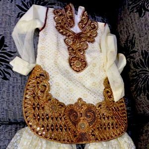 I’m selling brand new Pakistani traditional dresses for girls aged 1 to 7 years.
